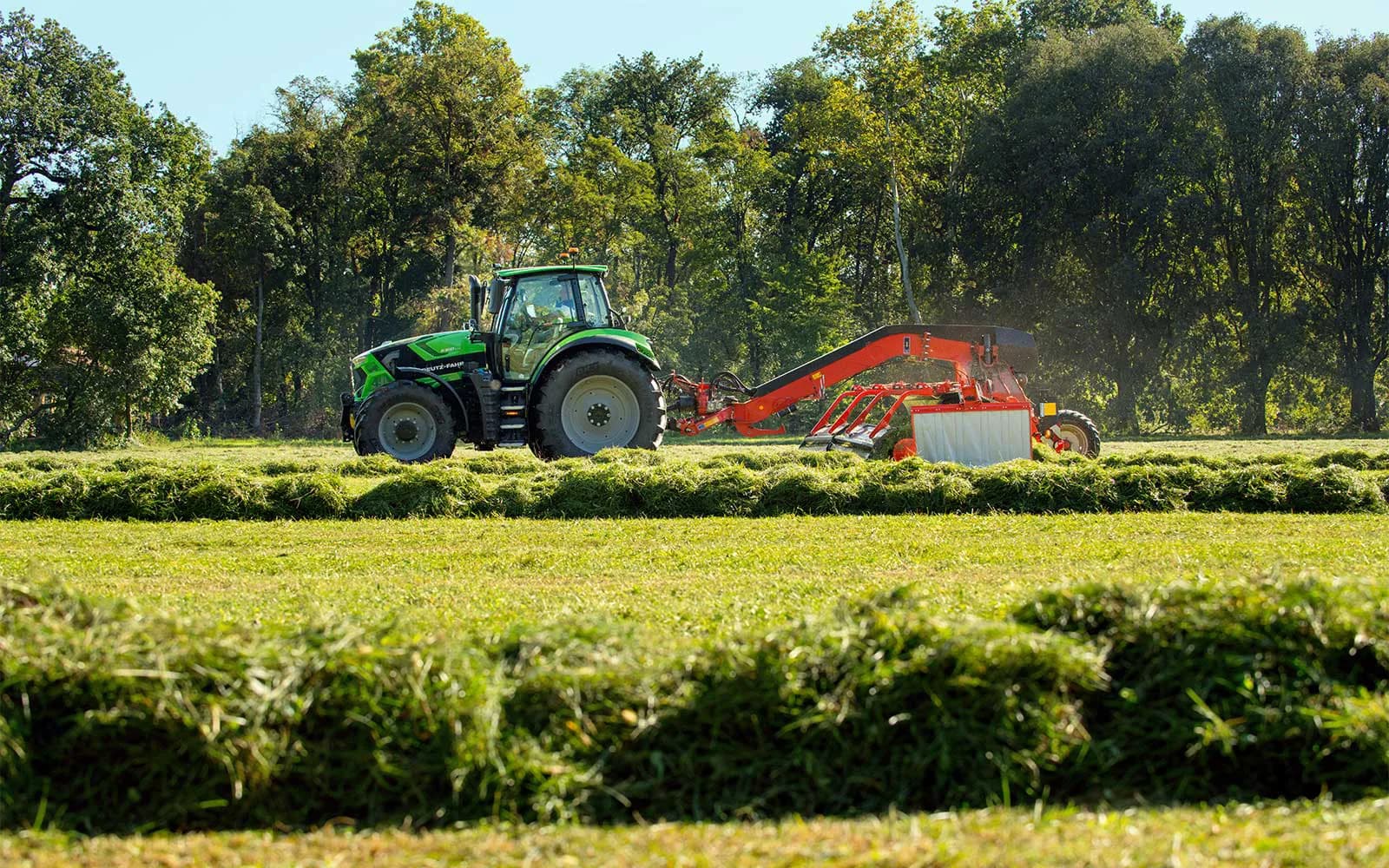 Traktor DEUTZ-FAHR 6180 TTV při sečení louky