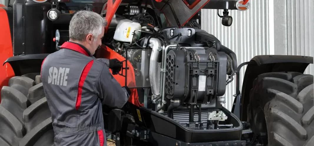 Servisní technik při údržbě traktoru SAME, ilustrační fotografie výrobce