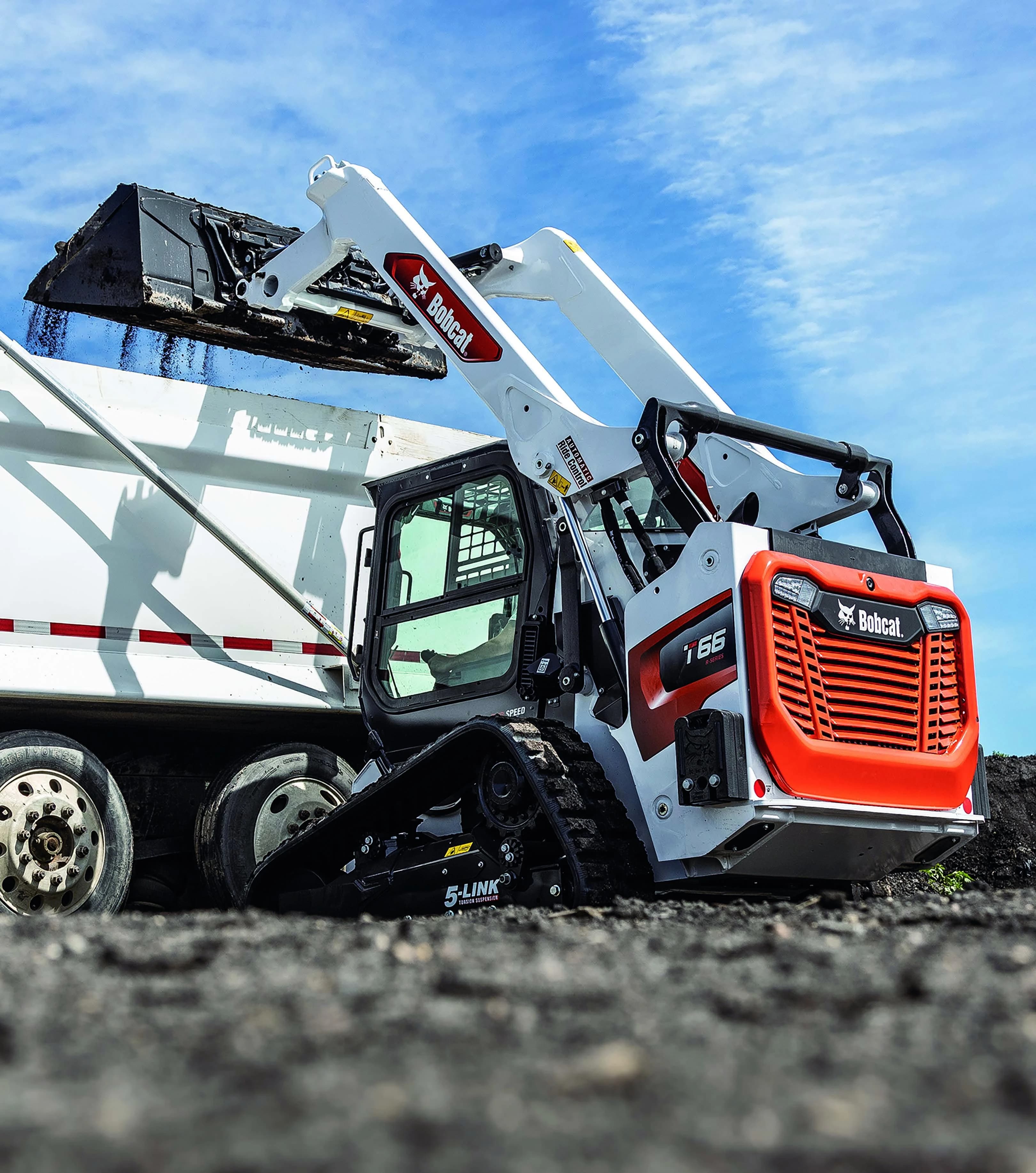 Pásový nakladač Bobcat T66 při nakládání materiálu na nákladní vůz