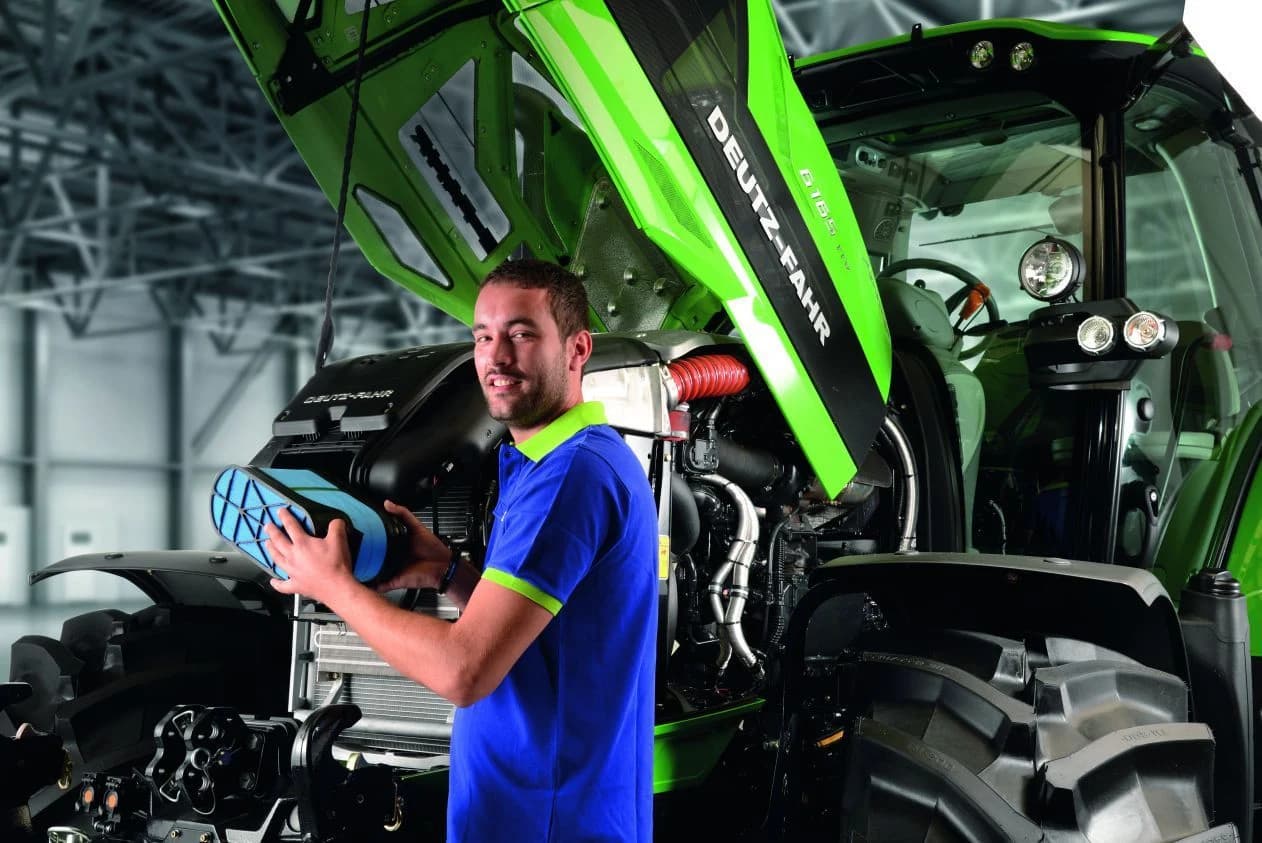 Technik při údržbě traktoru DEUTZ-FAHR