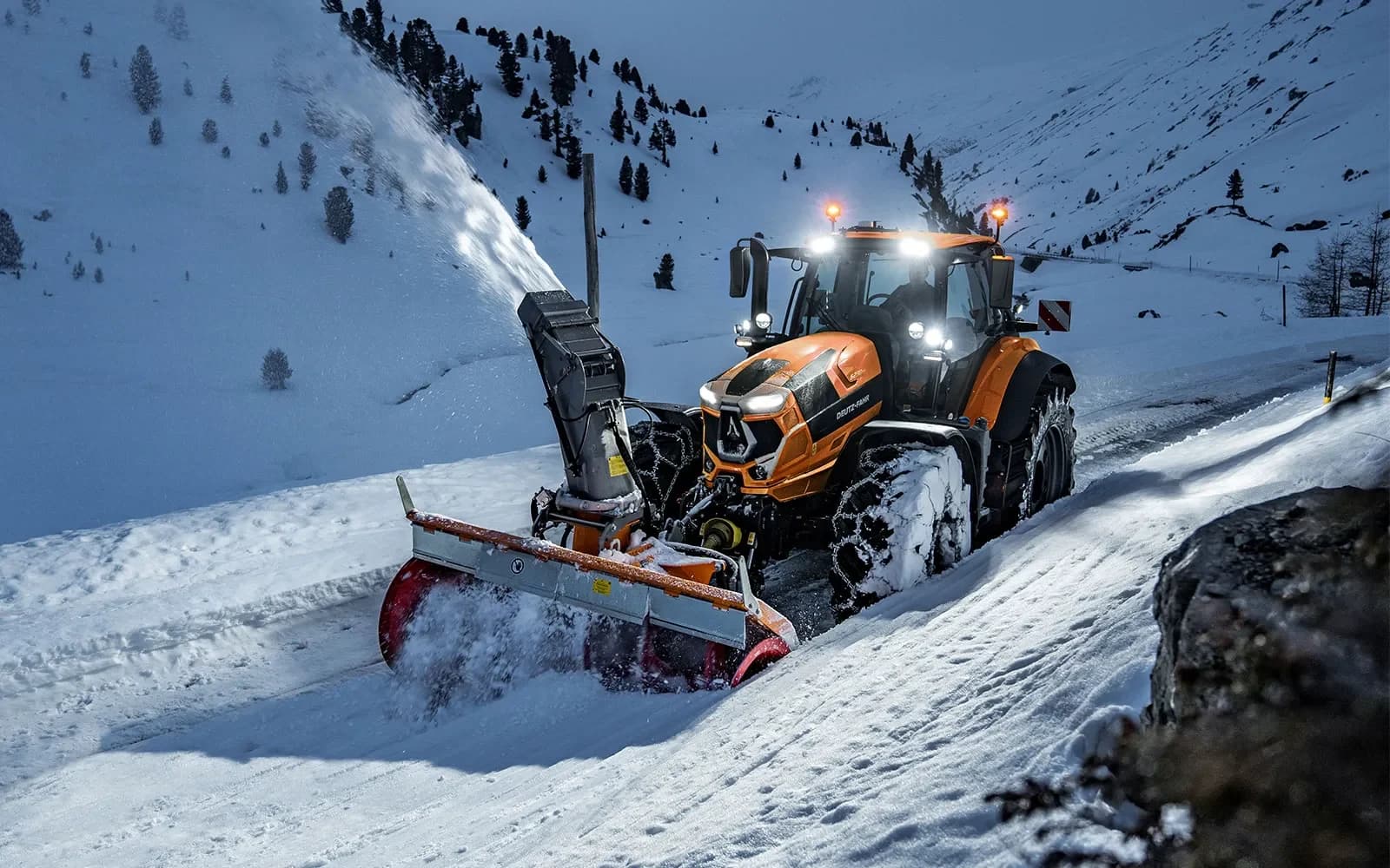 Komunální traktor DEUTZ-FAHR při odklízení sněhu