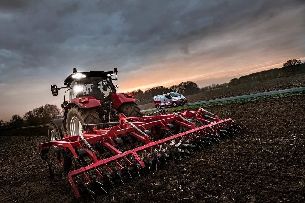 Servisní vůz Kramp u pracovního stroje na poli